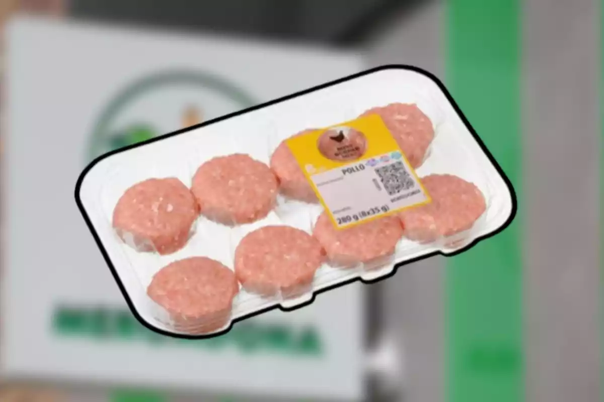 Safata de mini hamburgueses de pollastre envasades amb etiqueta groga sobre un fons desenfocat Safata de mini hamburgueses de pollastre envasades amb etiqueta groga sobre un fons desenfocat
