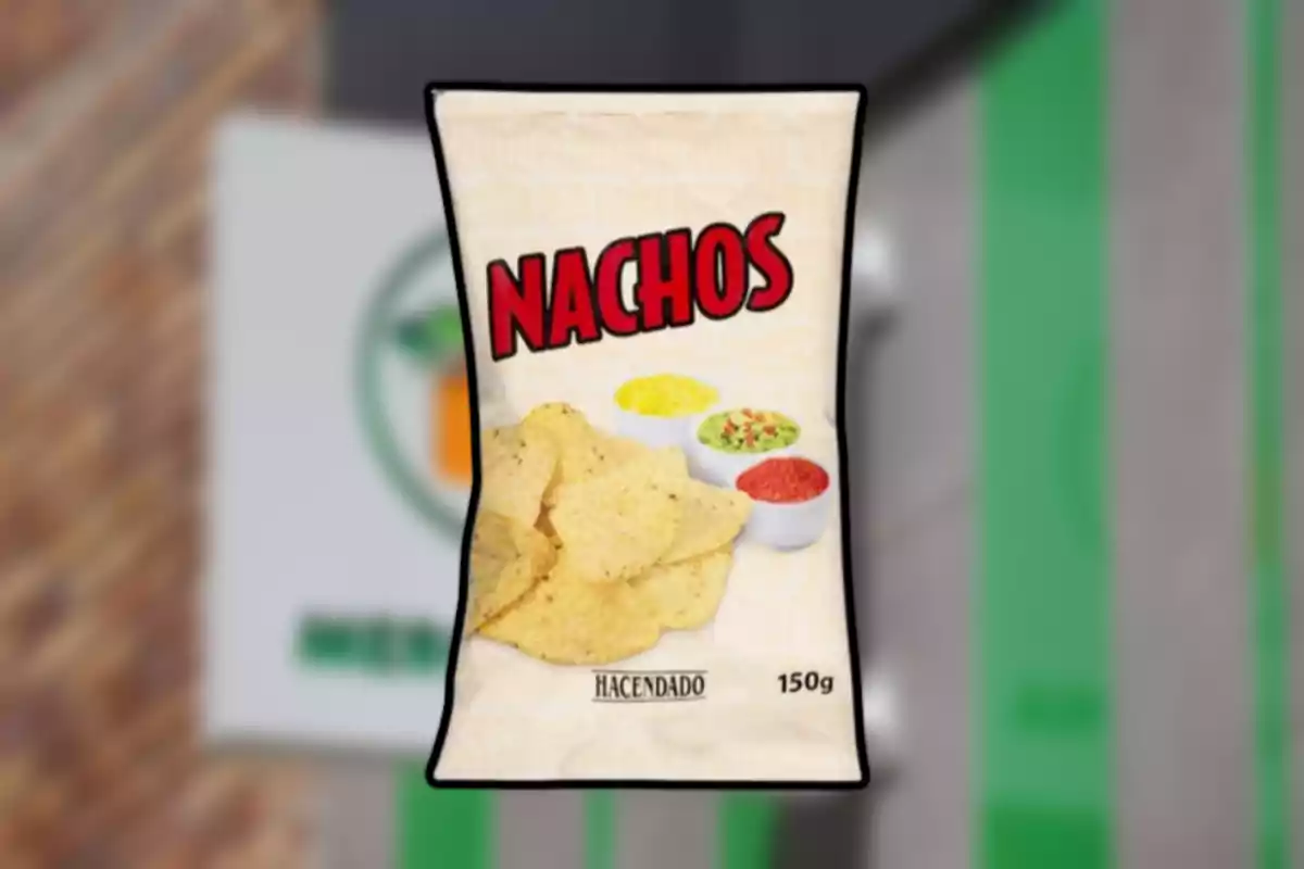 Bossa de nachos Hacendado de 150 grams amb tres salses en petits recipients sobre un fons desenfocat Bossa de nachos Hacendado de 150 grams amb tres salses en petits recipients sobre un fons desenfocat