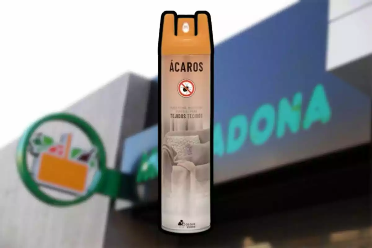 Spray antiácaros para tejidos de la marca Bosque Verde frente a una tienda Mercadona desenfocada