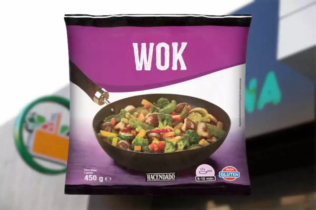 Bossa de verdures congelades per a wok de la marca Hacendado amb fons de supermercat desenfocat Bossa de verdures congelades per a wok de la marca Hacendado amb fons de supermercat desenfocat