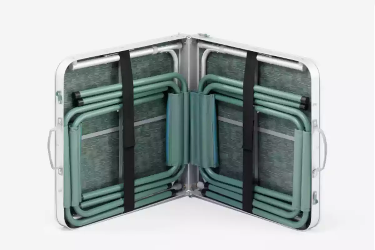 Taula plegable de color verd amb estructura metàl·lica i nanses laterals, mostrada en posició oberta i amb les potes doblegades a l’interior. Taula plegable de color verd amb estructura metàl·lica i nanses laterals, mostrada en posició oberta i amb les potes doblegades a l’interior.