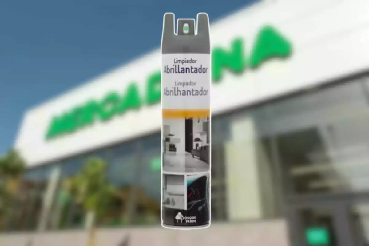 Bote de limpiador abrillantador de la marca Bosque Verde frente a una tienda Mercadona desenfocada Bote de limpiador abrillantador de la marca Bosque Verde frente a una tienda Mercadona desenfocada