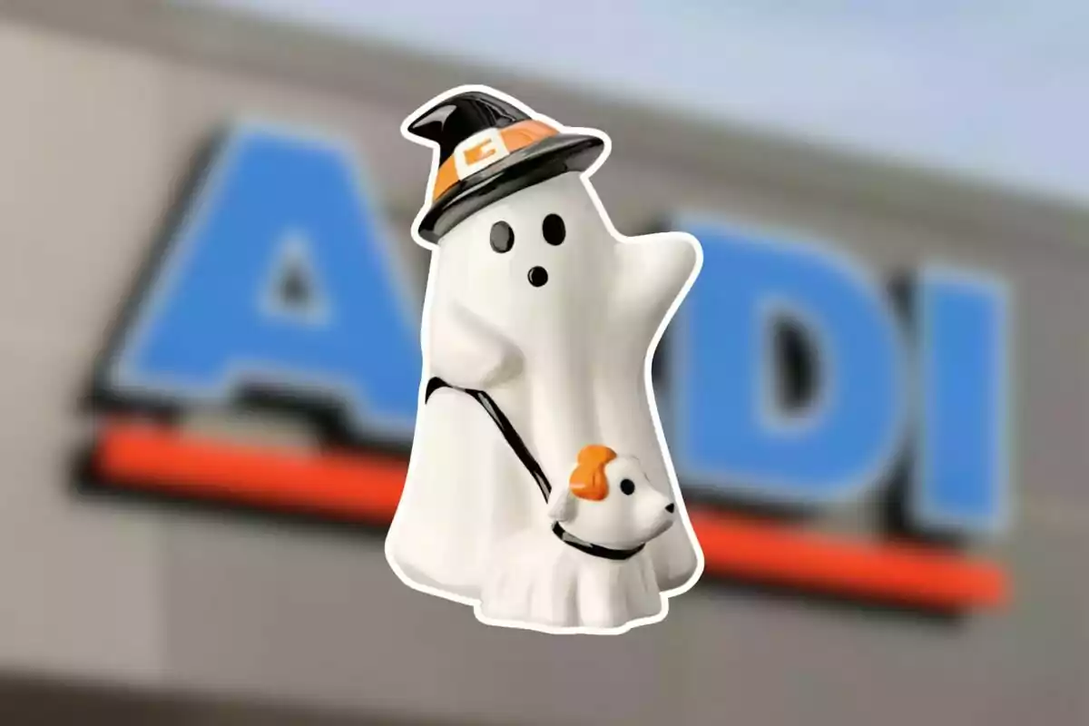 Figura de fantasma con sombrero de bruja y un perrito disfrazado frente a un letrero borroso de Aldi Figura de fantasma con sombrero de bruja y un perrito disfrazado frente a un letrero borroso de Aldi