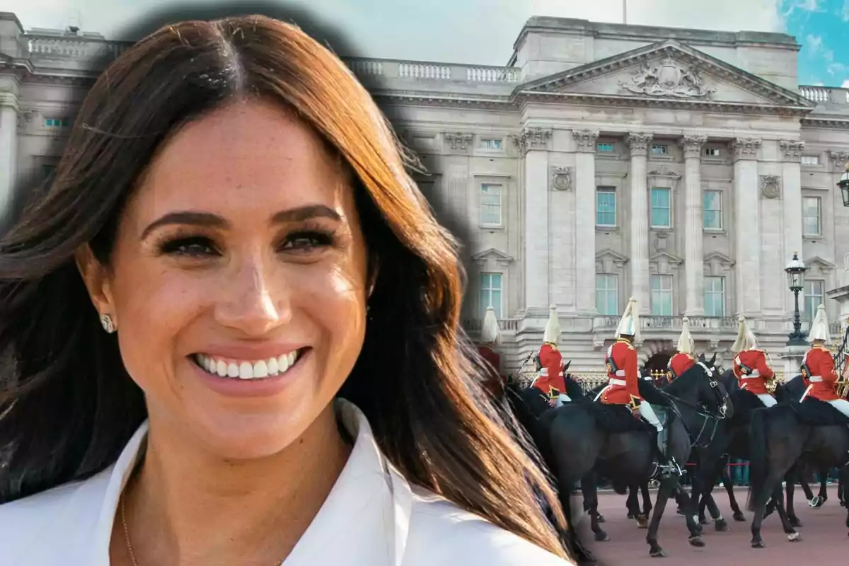 Meghan Markle sonriente en primer plano con el Palacio de Buckingham y guardias montados al fondo
