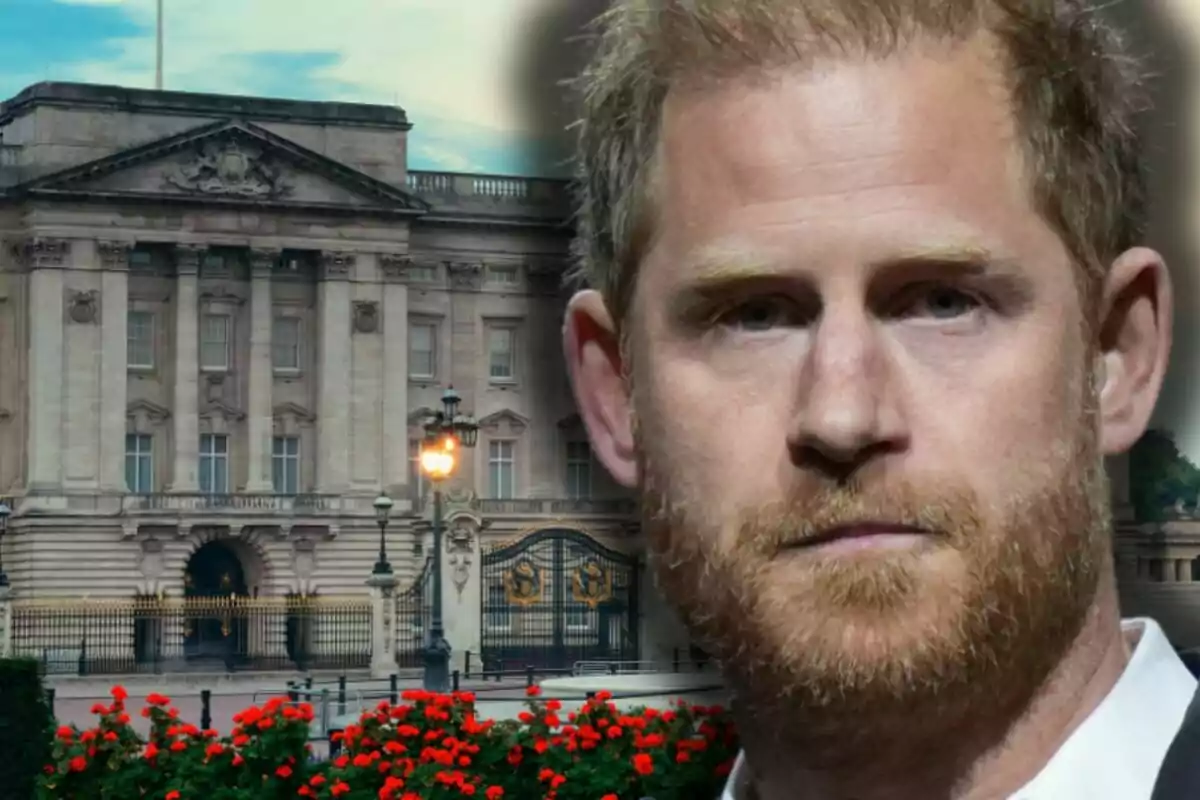 El príncep Harry apareix en primer pla amb el Palau de Buckingham al fons i flors vermelles a la part inferior de la imatge.