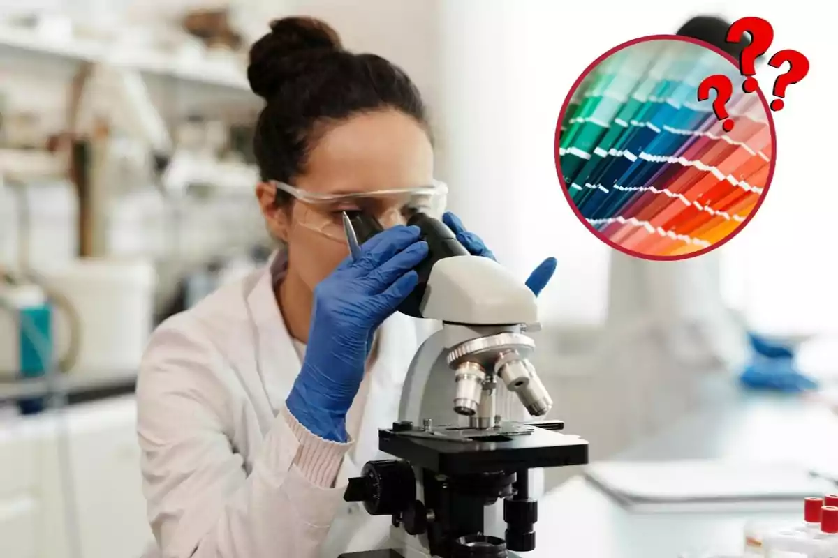 Científica observant a través d’un microscopi amb guants i ulleres de protecció mentre a la cantonada superior dreta apareix un cercle amb mostres de colors i signes d’interrogació.