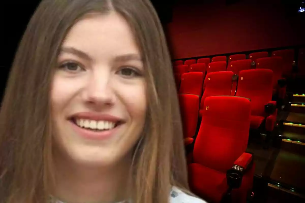 La infanta Sofía sonriente con cabello largo frente a una sala de cine con butacas rojas vacías