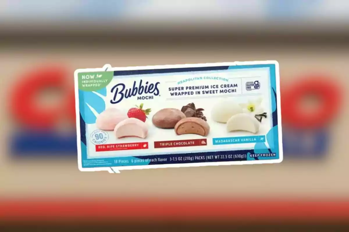 Caja de helado mochi Bubbies con sabores de fresa, chocolate y vainilla sobre un fondo desenfocado Caja de helado mochi Bubbies con sabores de fresa, chocolate y vainilla sobre un fondo desenfocado