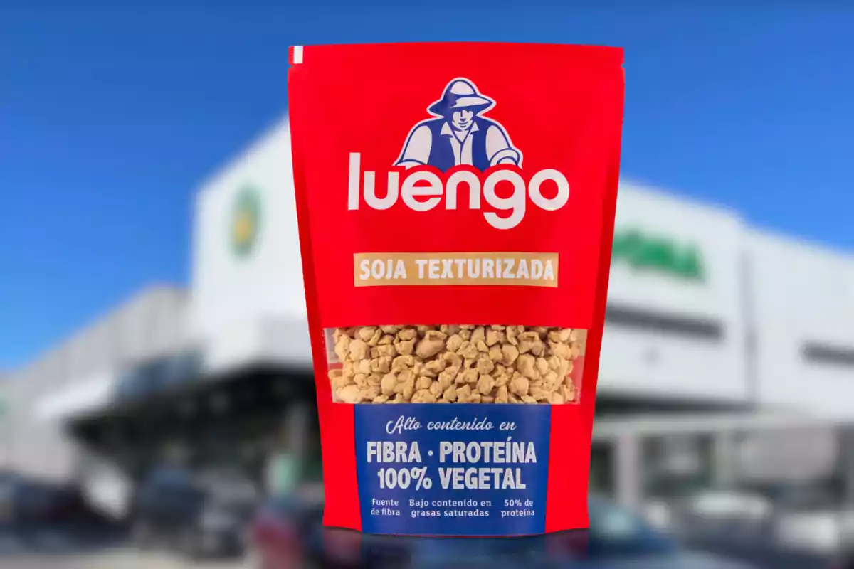 Bolsa roja de soja texturizada marca Luengo con fondo de supermercado desenfocado Bolsa roja de soja texturizada marca Luengo con fondo de supermercado desenfocado