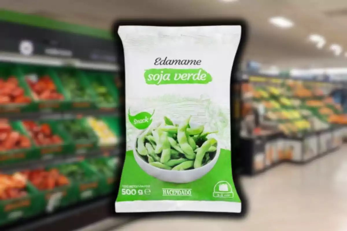 Bolsa de edamame de la marca Hacendado en la sección de verduras de un supermercado