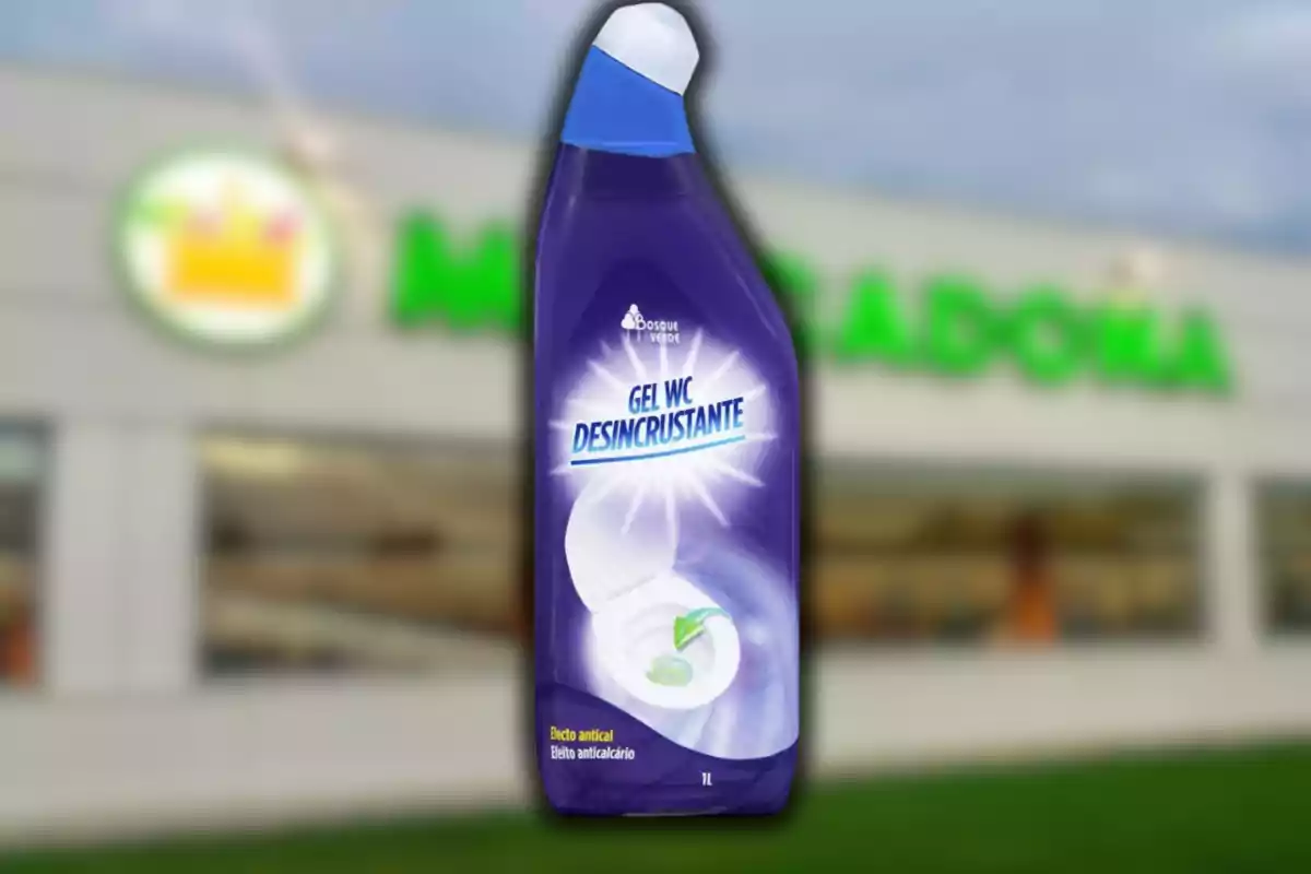 Botella de gel desincrustante para WC de la marca Bosque Verde frente a una tienda Mercadona desenfocada Botella de gel desincrustante para WC de la marca Bosque Verde frente a una tienda Mercadona desenfocada