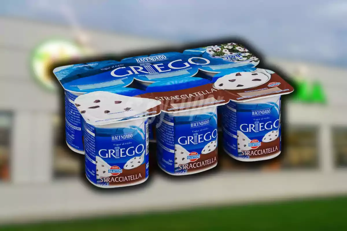 Pack de iogurts grecs sabor stracciatella de la marca Hacendado sobre un fons desenfocat de supermercat