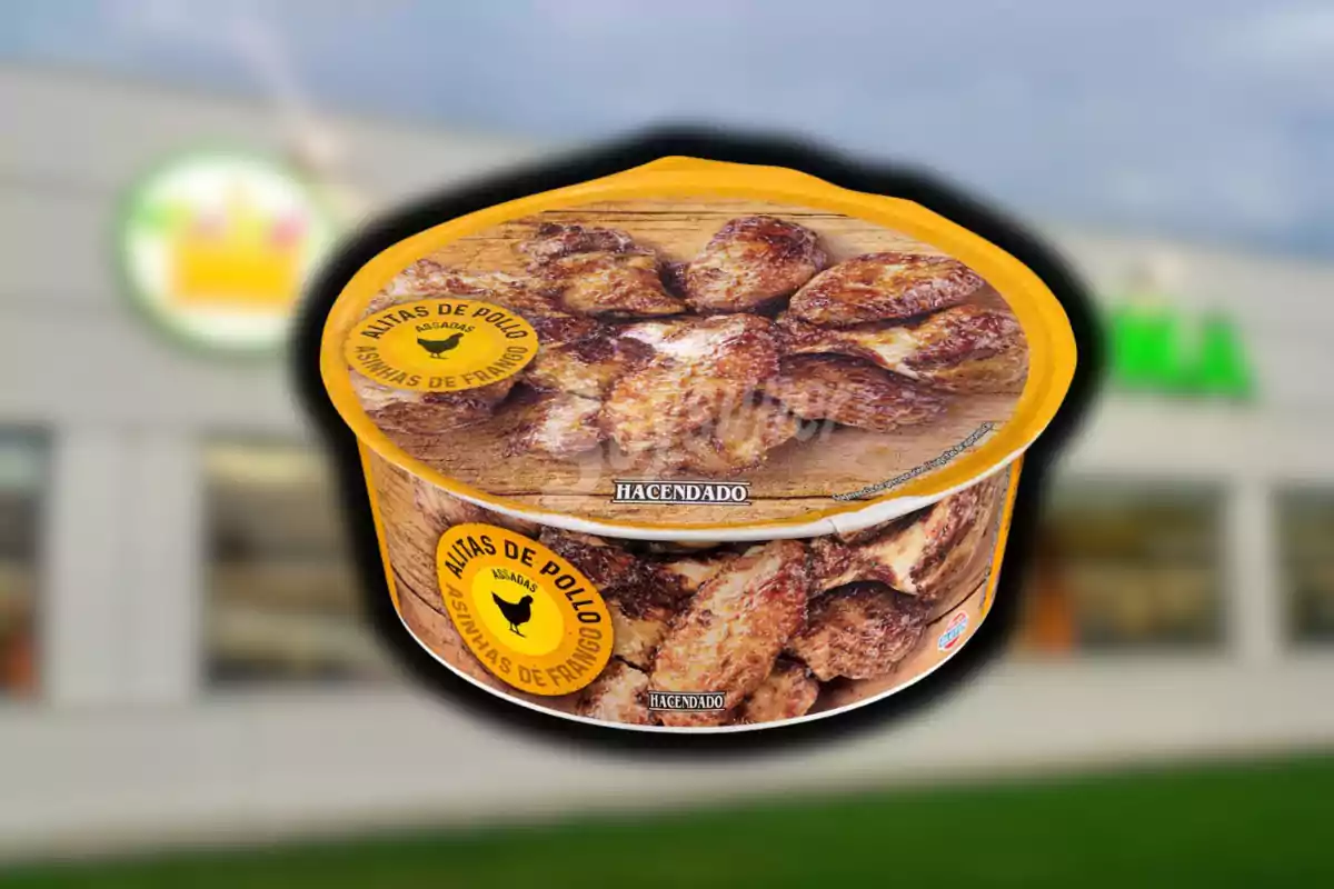 Envàs rodó d’ales de pollastre rostides de la marca Hacendado sobre un fons desenfocat de supermercat. Envàs rodó d’ales de pollastre rostides de la marca Hacendado sobre un fons desenfocat de supermercat.