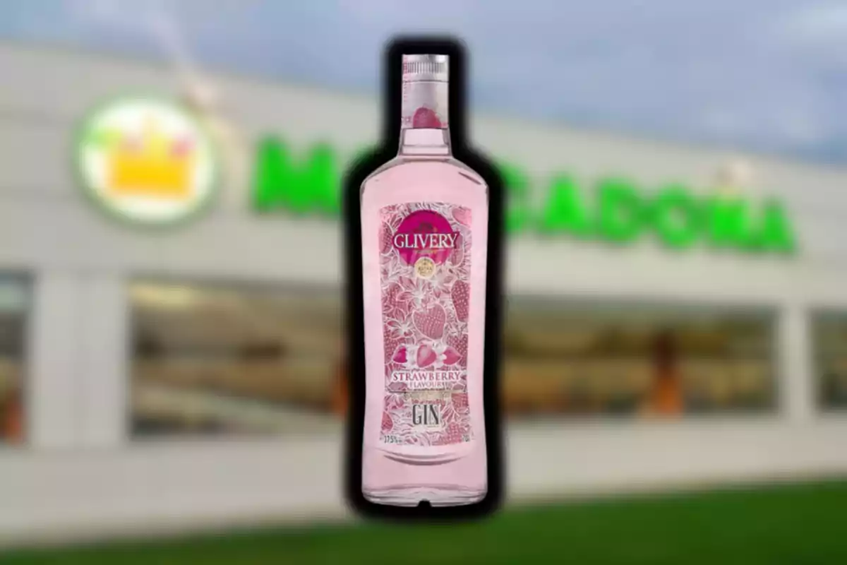 Ampolla de ginebra rosa Glivery sabor maduixa en primer pla amb un supermercat Mercadona desenfocat de fons Ampolla de ginebra rosa Glivery sabor maduixa en primer pla amb un supermercat Mercadona desenfocat de fons