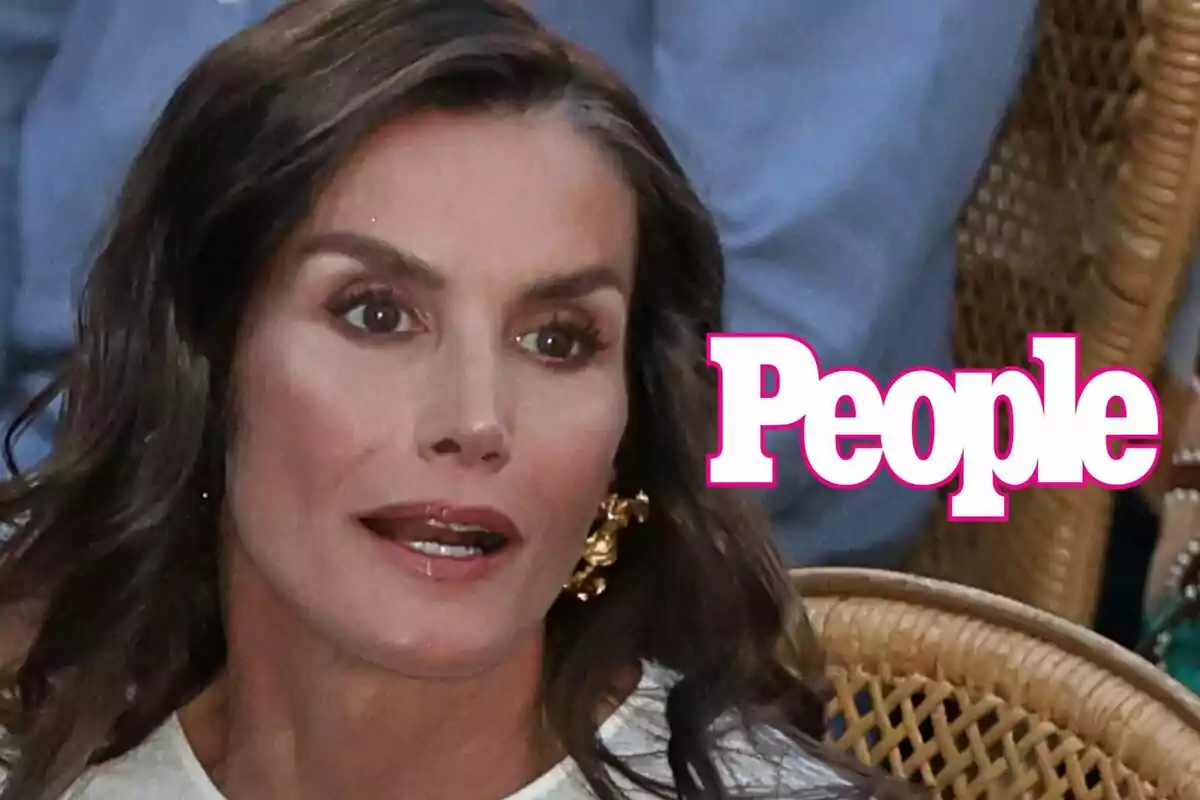 Pla curt de la reina Letícia Ortiz amb expressió seriosa asseguda en una cadira de vímet amb el logotip de la revista 'People' superposat.