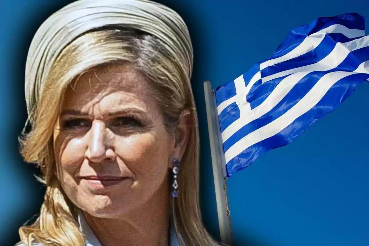 Primer plano de la reina Máxima de Holanda con tocado claro y pendientes azules junto a una bandera de Grecia ondeando sobre un cielo azul.