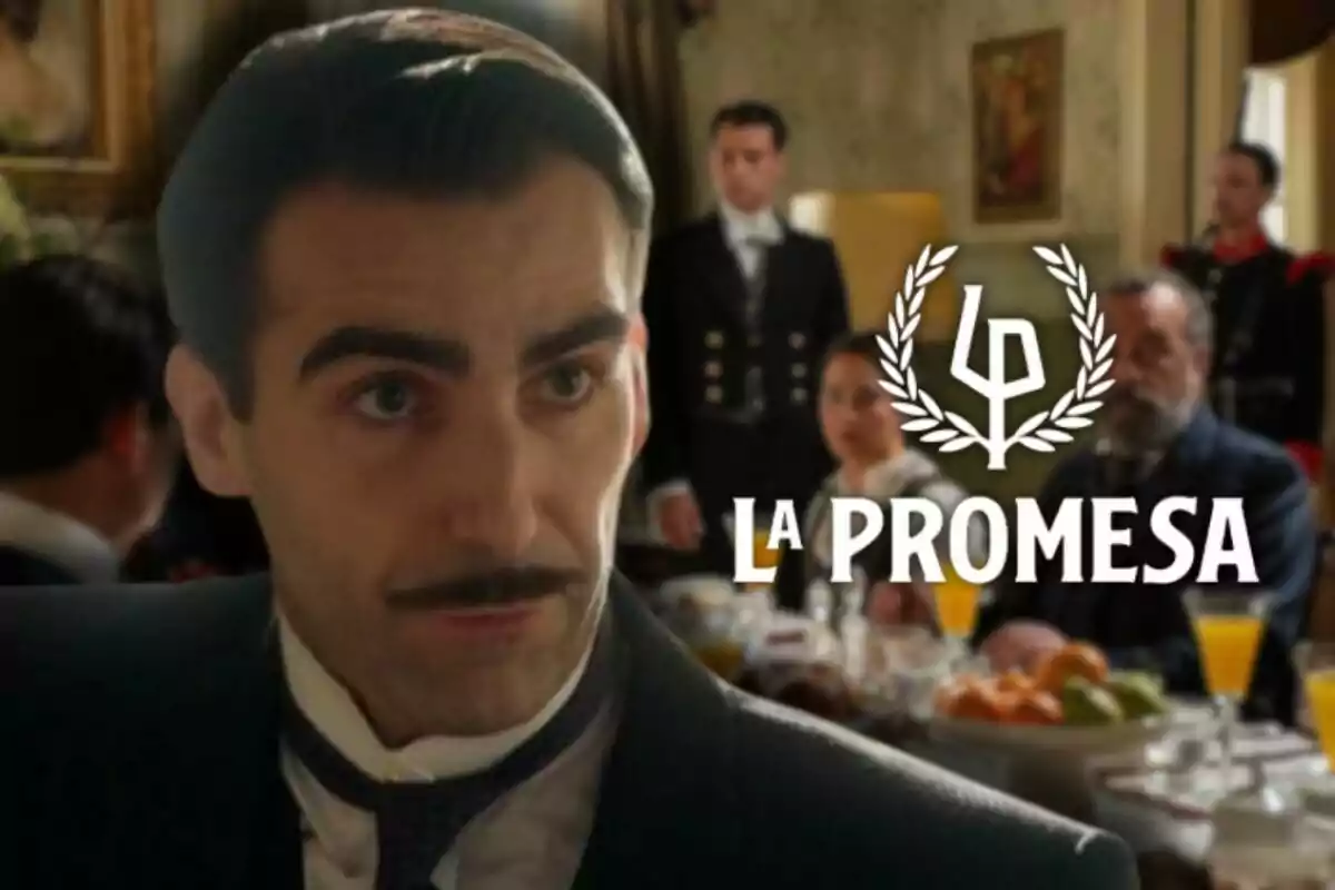 Guillermo Serrano en primer pla amb expressió seriosa en una escena d’època durant un dinar elegant amb el logotip de La Promesa superposat