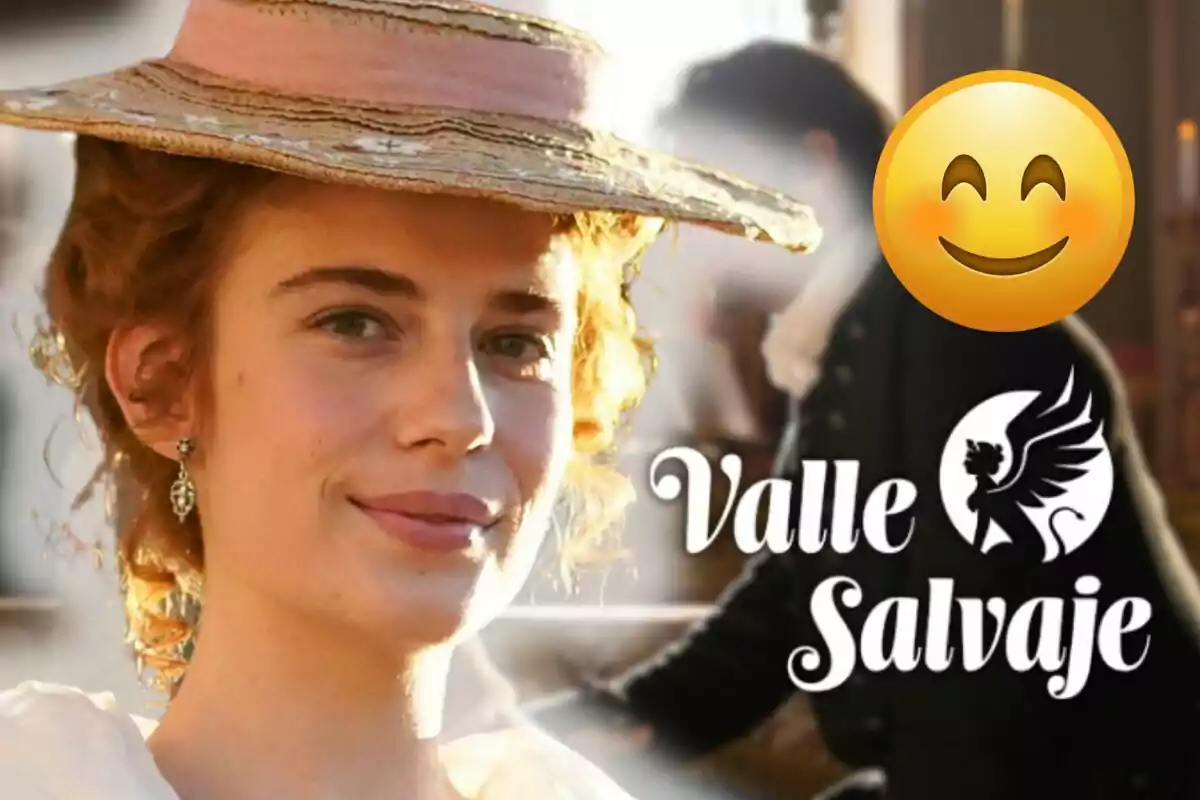 Rocío Suárez de Puga amb barret antic somriu al davant, al fons es veu un home desenfocat, un emoji somrient i el text Valle Salvaje amb un logotip de figura alada.