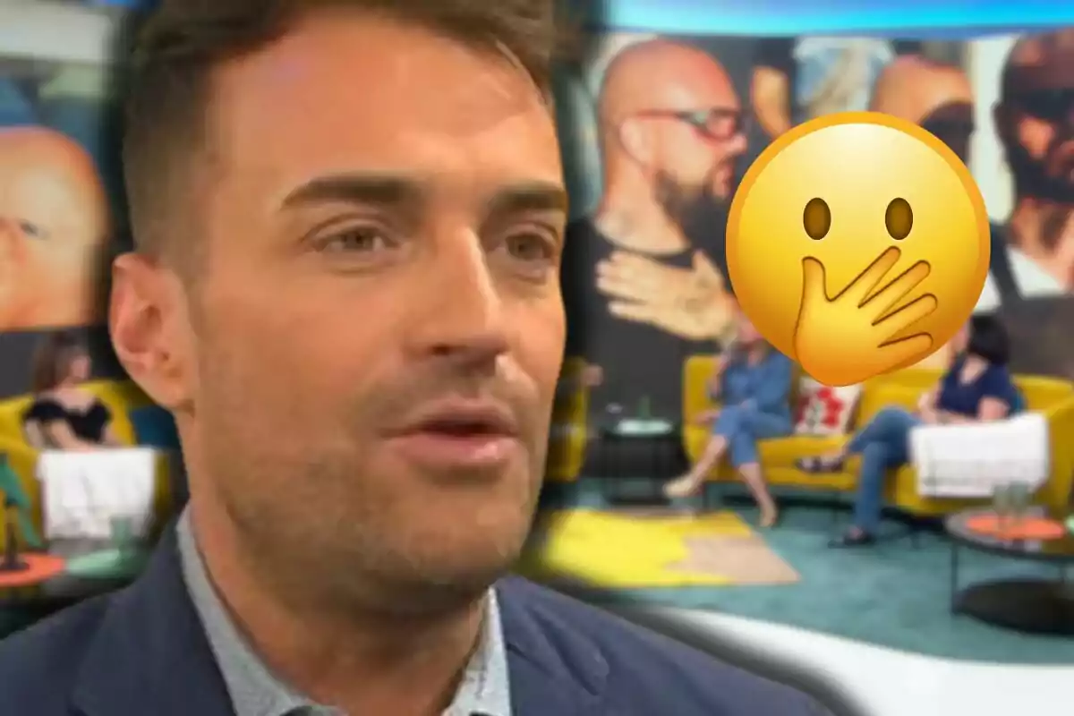 Primer plano de Miquel Valls con fondo de un set de televisión donde hay personas sentadas en sillones amarillos y un emoji tapándose la boca cubre parte de la imagen.
