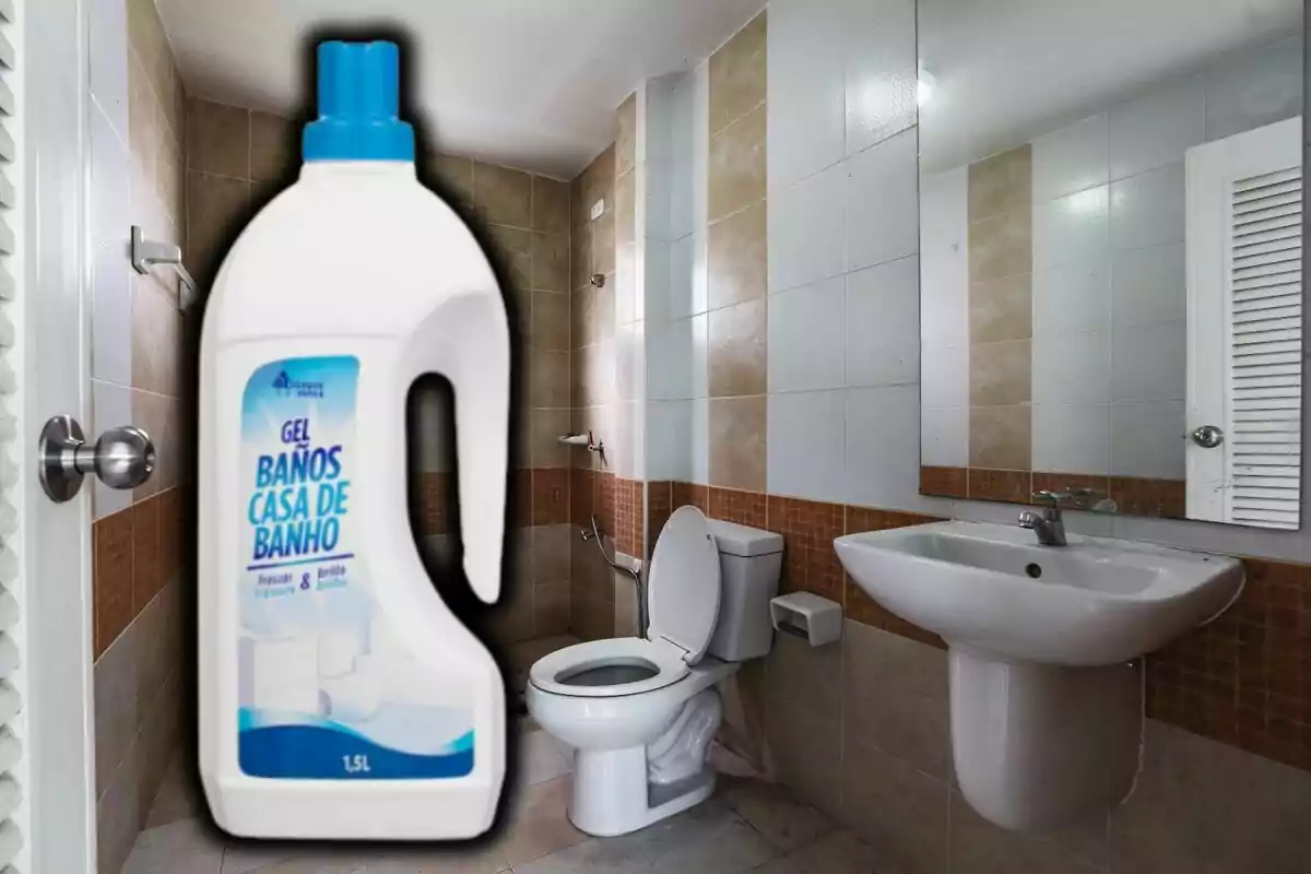 Un baño con azulejos beige y blancos, un inodoro, un lavabo y un espejo grande, con una botella de gel limpiador de baños en primer plano que es de Mercadona. Un baño con azulejos beige y blancos, un inodoro, un lavabo y un espejo grande, con una botella de gel limpiador de baños en primer plano que es de Mercadona.