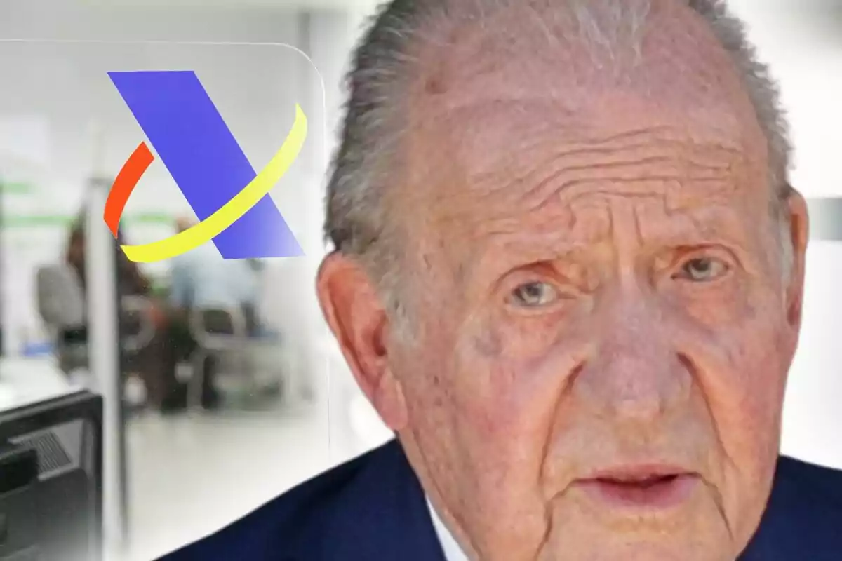 Joan Carles I en primer pla amb el logotip de l'Agència Tributària al fons en una oficina.