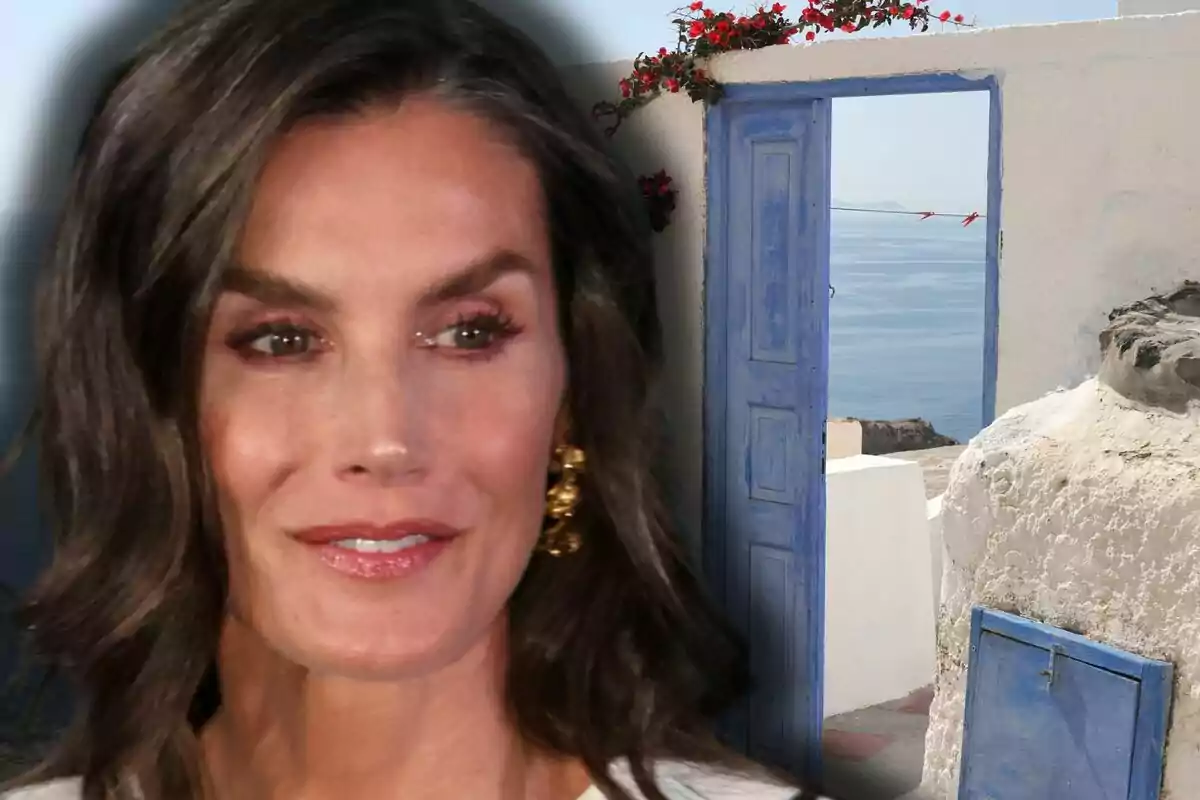 Rostre de la reina Letícia amb fons d’una porta blava i paret blanca vora el mar