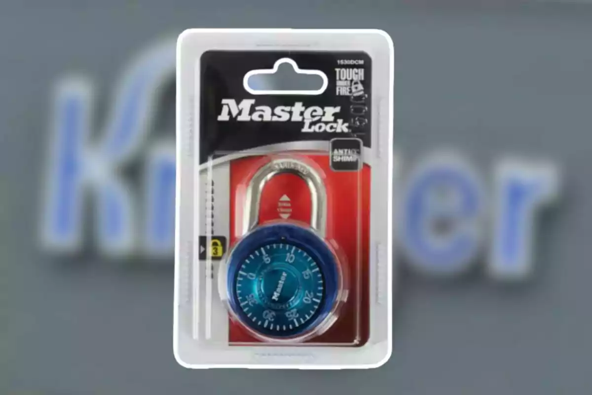 Candado de combinación Master Lock azul en su empaque de plástico transparente con fondo rojo y negro Candado de combinación Master Lock azul en su empaque de plástico transparente con fondo rojo y negro