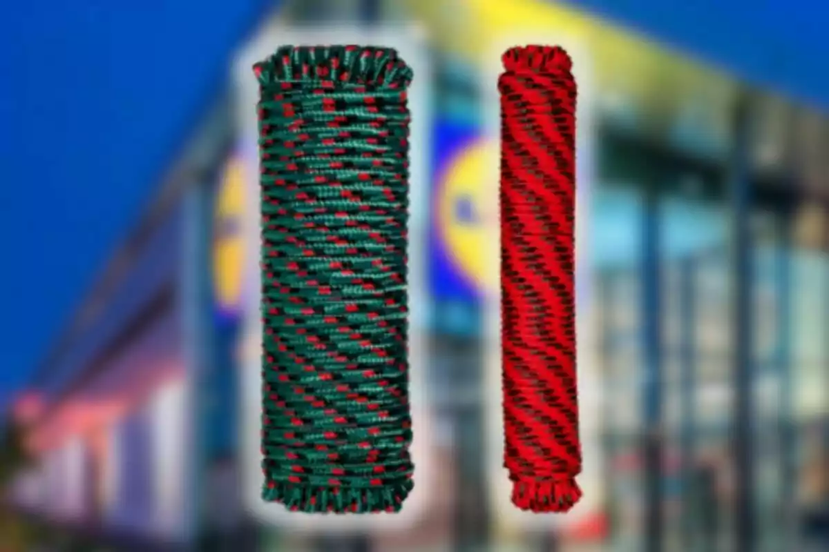 Dos rollos de cuerda de colores rojo y verde con fondo de edificio desenfocado Dos rollos de cuerda de colores rojo y verde con fondo de edificio desenfocado