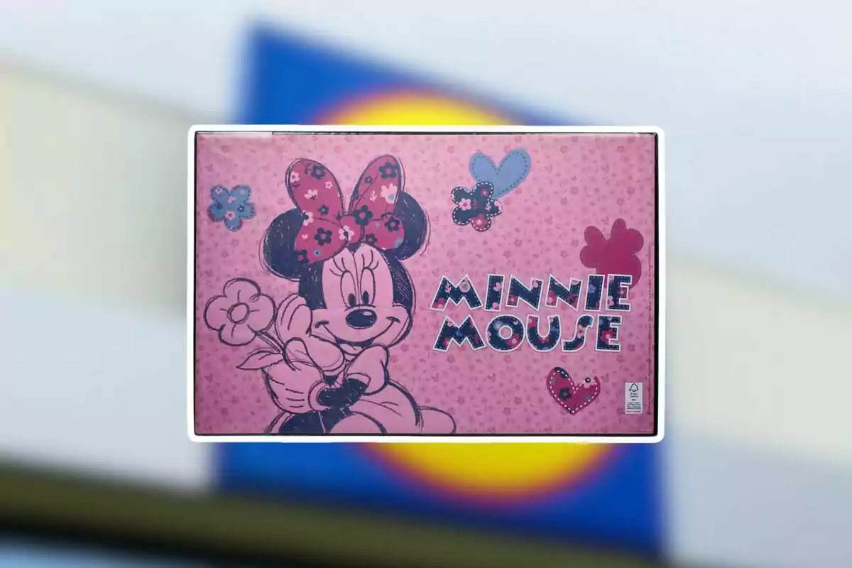Manta rosa con el personaje de Minnie Mouse sosteniendo una flor y decoraciones de corazones y flores Manta rosa con el personaje de Minnie Mouse sosteniendo una flor y decoraciones de corazones y flores