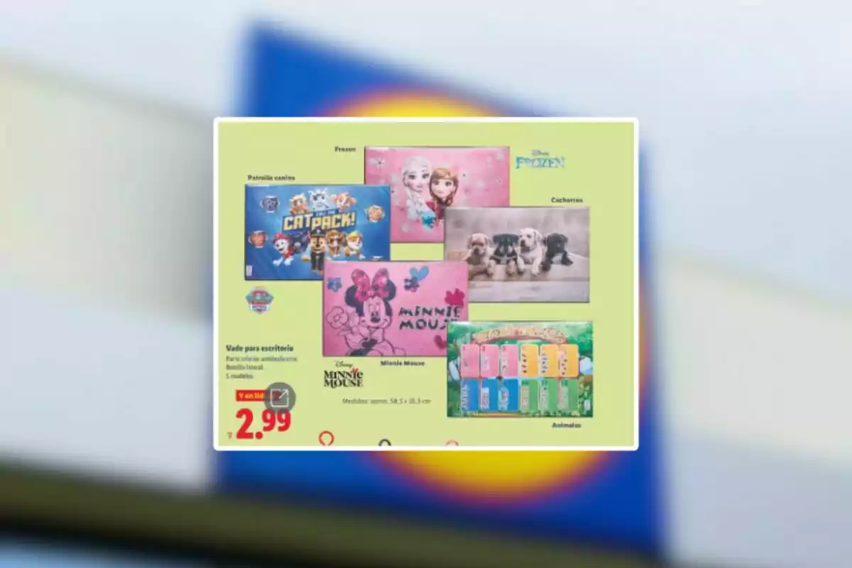 Publicidad de escritorios infantiles con diseños de personajes animados, cachorros y animales, con precio destacado en color rojo sobre un fondo verde y el logo de una tienda desenfocado al fondo. Publicidad de escritorios infantiles con diseños de personajes animados, cachorros y animales, con precio destacado en color rojo sobre un fondo verde y el logo de una tienda desenfocado al fondo.