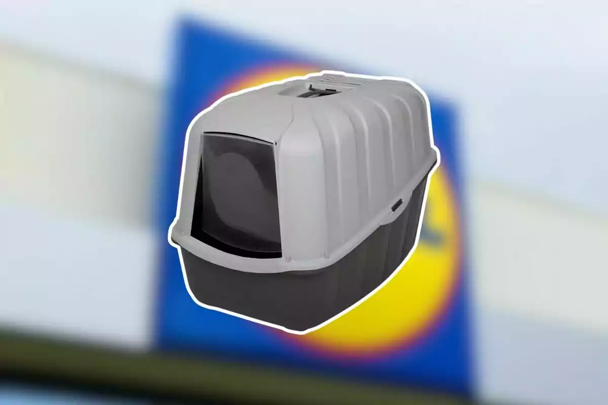 Caixa de sorra per a gats amb tapa grisa i porta fosca sobre un fons desenfocat d’un rètol de supermercat. Caixa de sorra per a gats amb tapa grisa i porta fosca sobre un fons desenfocat d’un rètol de supermercat.