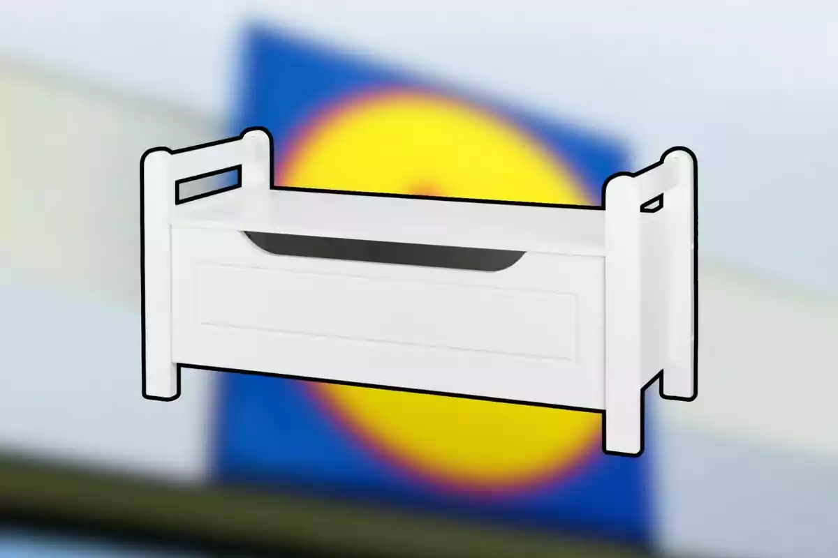 Banc blanc de fusta amb espai d’emmagatzematge davant d’un fons desenfocat amb colors blau i groc Banc blanc de fusta amb espai d’emmagatzematge davant d’un fons desenfocat amb colors blau i groc