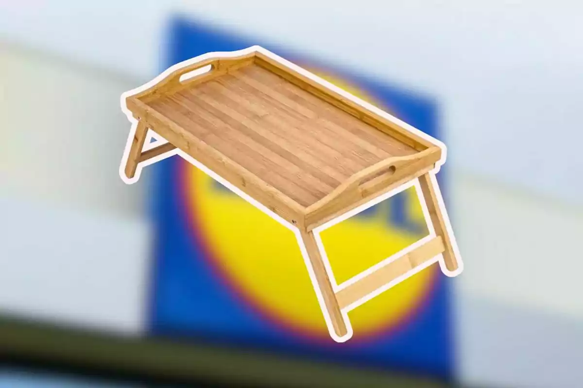 Bandeja de madera con patas plegables sobre un fondo desenfocado de colores azul y amarillo Bandeja de madera con patas plegables sobre un fondo desenfocado de colores azul y amarillo