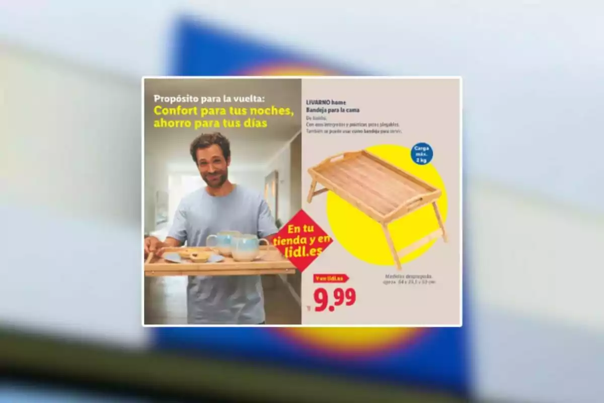 Publicidad de Lidl mostrando a un hombre con una bandeja de desayuno y una imagen de una bandeja de madera para cama con precio de 9,99 euros Publicidad de Lidl mostrando a un hombre con una bandeja de desayuno y una imagen de una bandeja de madera para cama con precio de 9,99 euros