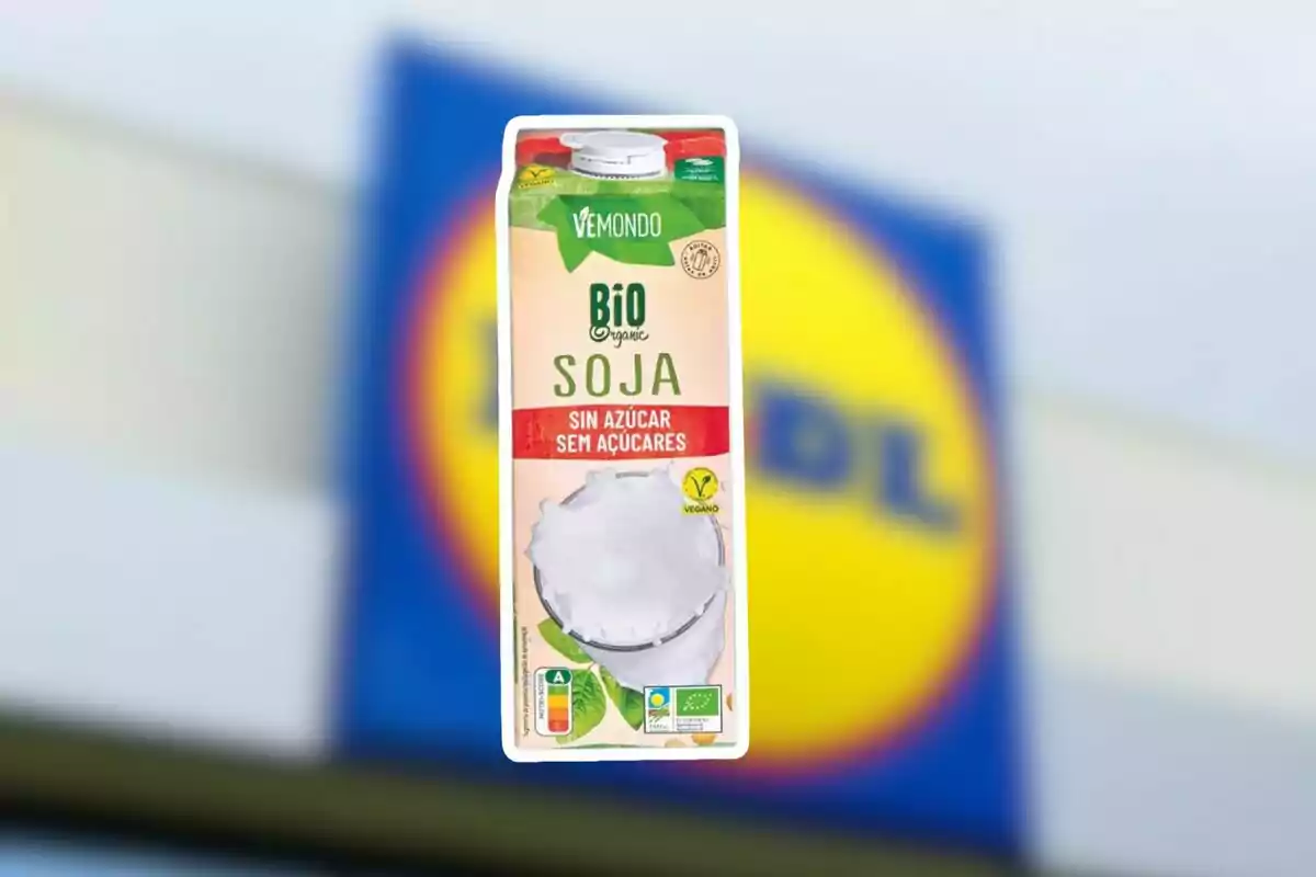 Envase de bebida de soja bio sin azúcar de la marca Vemondo frente a un cartel borroso de Lidl Envase de bebida de soja bio sin azúcar de la marca Vemondo frente a un cartel borroso de Lidl