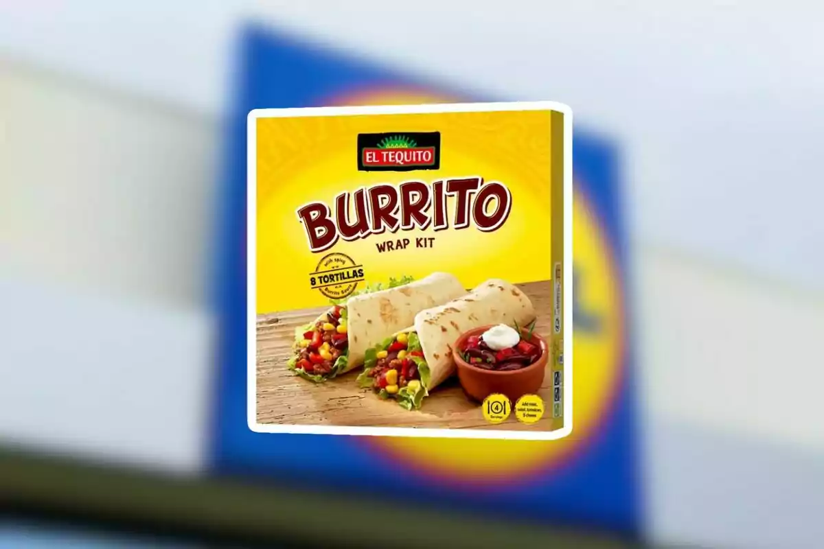 Caja de kit para preparar burritos de la marca El Tequito con fondo amarillo y dos burritos servidos junto a un tazón de salsa Caja de kit para preparar burritos de la marca El Tequito con fondo amarillo y dos burritos servidos junto a un tazón de salsa