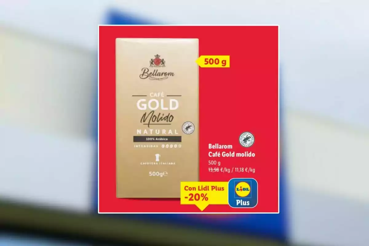 Paquet de cafè mòlt Bellarom Gold natural de 500 grams sobre fons vermell amb promoció de descompte del 20 per cent per a usuaris de Lidl Plus Paquet de cafè mòlt Bellarom Gold natural de 500 grams sobre fons vermell amb promoció de descompte del 20 per cent per a usuaris de Lidl Plus