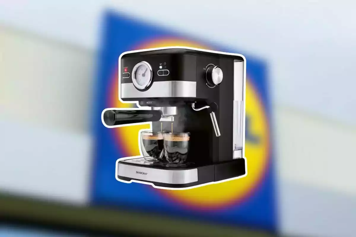 Cafetera espresso negra con detalles plateados sirviendo dos tazas de café frente a un fondo desenfocado con el logo de Lidl. Cafetera espresso negra con detalles plateados sirviendo dos tazas de café frente a un fondo desenfocado con el logo de Lidl.