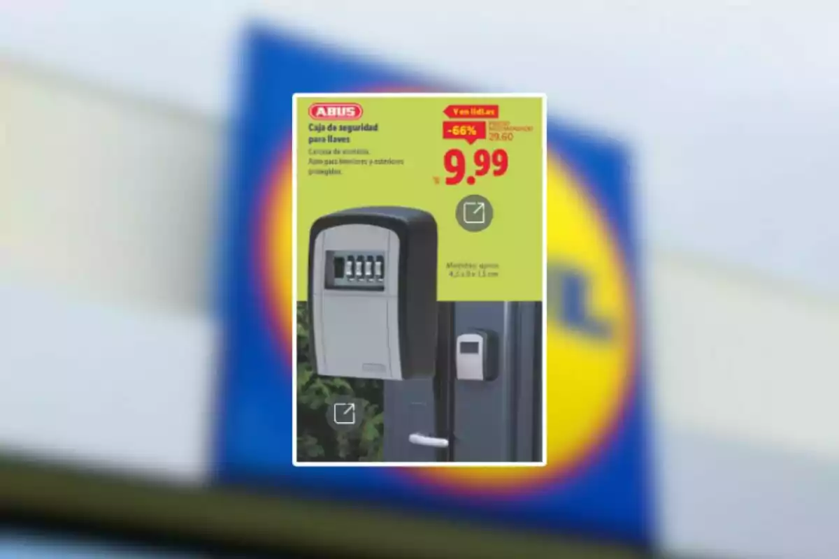 Oferta de caixa de seguretat per a claus amb combinació numèrica en un fulletó de botiga, preu destacat en color vermell sobre fons groc i logotip borros de supermercat al fons Oferta de caixa de seguretat per a claus amb combinació numèrica en un fulletó de botiga, preu destacat en color vermell sobre fons groc i logotip borros de supermercat al fons