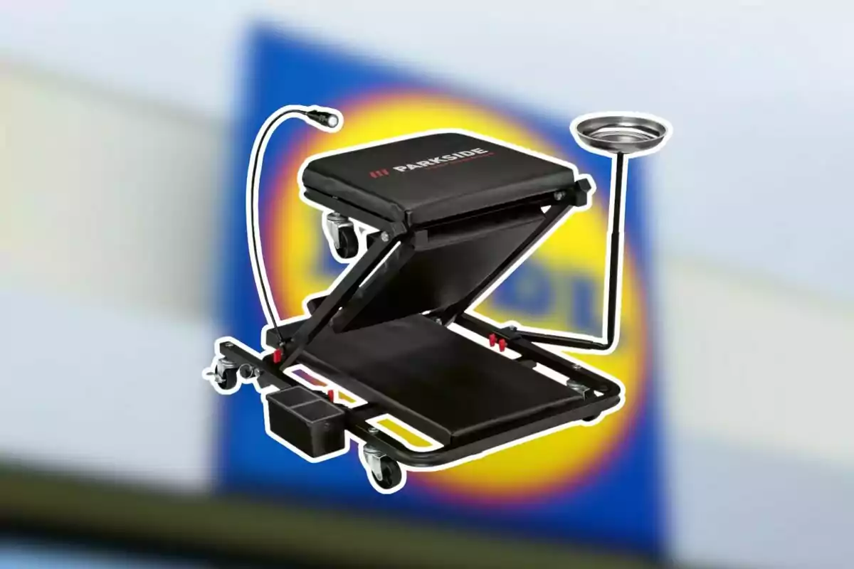 Banco y plataforma de trabajo Parkside para mecánicos con ruedas y accesorios sobre un fondo desenfocado de un letrero de supermercado Banco y plataforma de trabajo Parkside para mecánicos con ruedas y accesorios sobre un fondo desenfocado de un letrero de supermercado