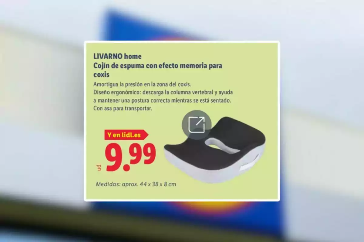 Publicitat d’un coixí d’escuma amb efecte memòria per al còccix de la marca LIVARNO home, amb disseny ergonòmic, preu de 9,99 euros i disponible a lidl.es, acompanyat d’una imatge del coixí negre i gris. Publicitat d’un coixí d’escuma amb efecte memòria per al còccix de la marca LIVARNO home, amb disseny ergonòmic, preu de 9,99 euros i disponible a lidl.es, acompanyat d’una imatge del coixí negre i gris.