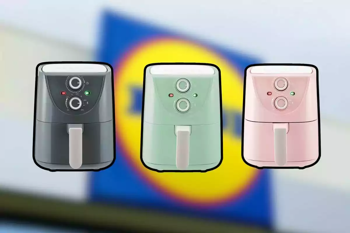 Tres freidoras de aire en colores gris, verde y rosa con fondo desenfocado de un logotipo de supermercado.