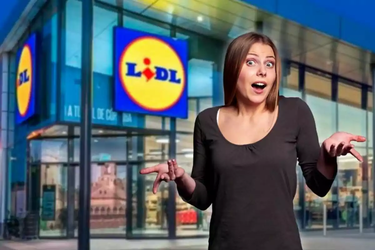 Dona amb expressió de sorpresa i confusió davant d'una botiga Lidl