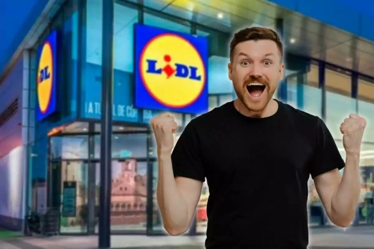 Hombre joven con expresión de alegría y brazos en alto frente a una tienda Lidl