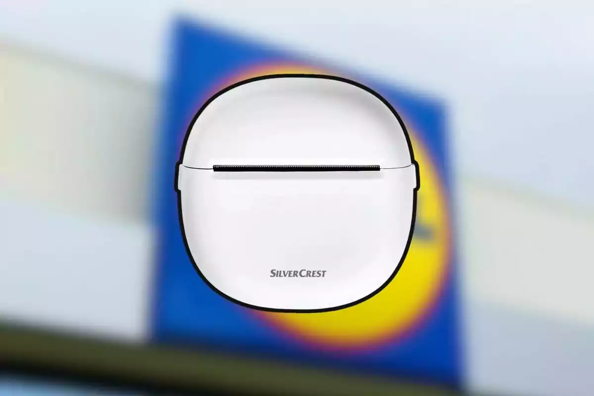 Estuche blanco de auriculares inalámbricos SilverCrest con fondo desenfocado de un letrero azul y amarillo Estuche blanco de auriculares inalámbricos SilverCrest con fondo desenfocado de un letrero azul y amarillo