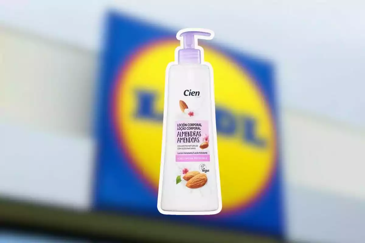 Ampolla de loció corporal d’ametlles de la marca Cien davant d’un cartell borros de la botiga Lidl Ampolla de loció corporal d’ametlles de la marca Cien davant d’un cartell borros de la botiga Lidl
