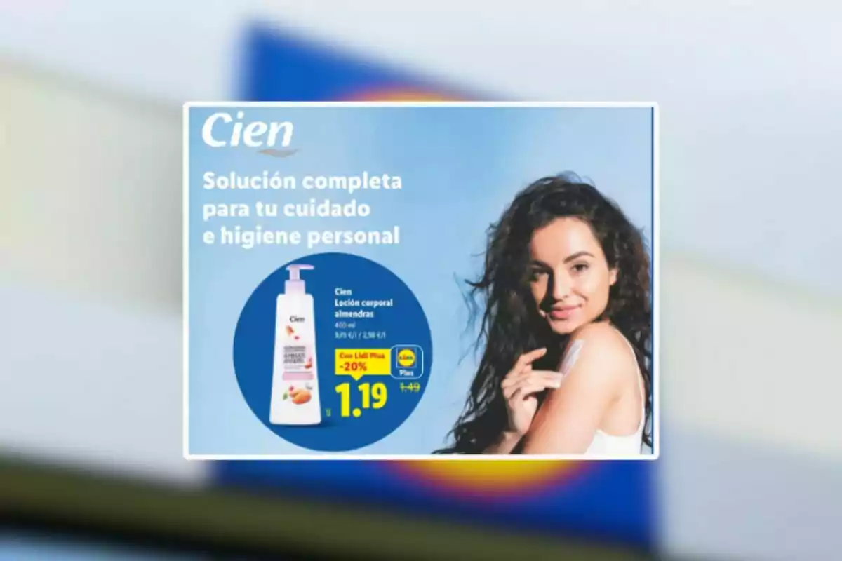 Publicitat d’una loció corporal d’ametlles de la marca Cien amb una dona aplicant-se crema a l’espatlla i el preu destacat en groc sobre fons blau Publicitat d’una loció corporal d’ametlles de la marca Cien amb una dona aplicant-se crema a l’espatlla i el preu destacat en groc sobre fons blau