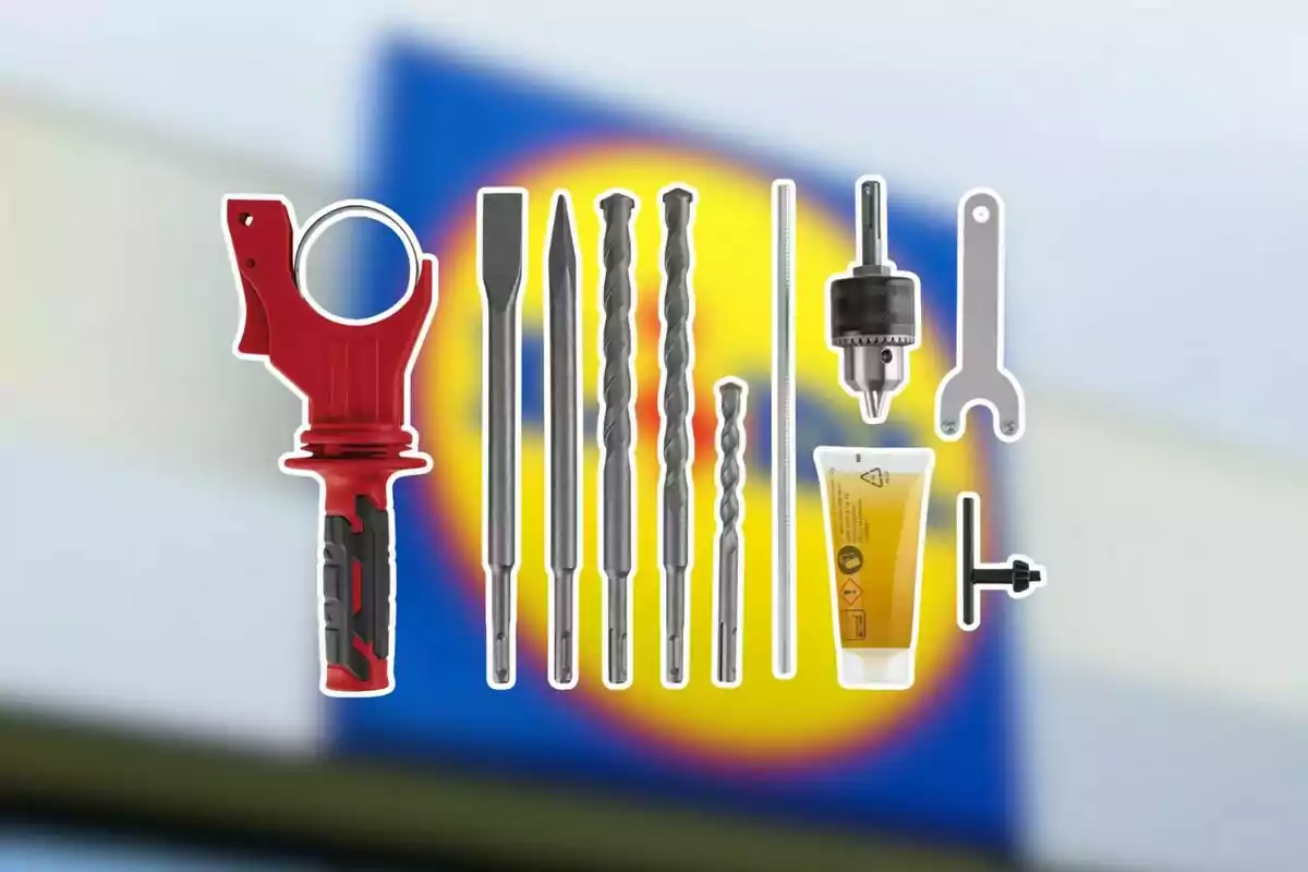 Varios accesorios y brocas para taladro sobre un fondo desenfocado con los colores azul y amarillo de una tienda. Varios accesorios y brocas para taladro sobre un fondo desenfocado con los colores azul y amarillo de una tienda.