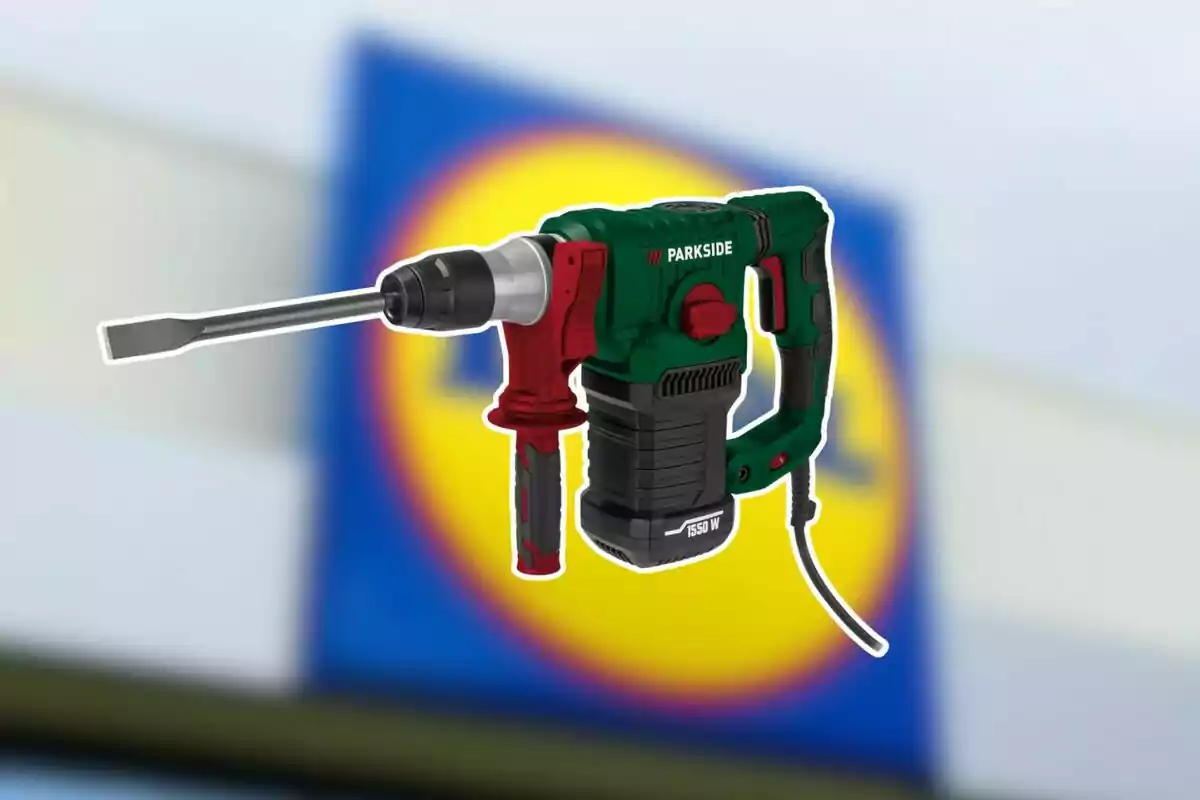 Martillo demoledor eléctrico Parkside sobre un fondo desenfocado con el logotipo de una tienda. Martillo demoledor eléctrico Parkside sobre un fondo desenfocado con el logotipo de una tienda.