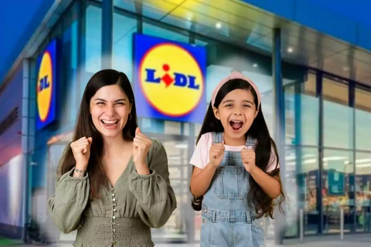 Dona i nena somrients i emocionades davant l’entrada d’un supermercat Lidl